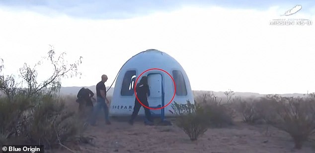 Вследствие странной оплошности полностью женский экипаж космической миссии Кэти Перри, по-видимому, открыл дверь капсулы изнутри всего через несколько минут после приземления, а затем поспешно закрыл ее снова.