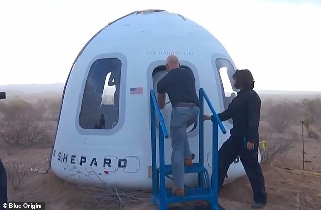 Через несколько минут после этого Джефф Безос снова открывает капсулу специальным инструментом. В сети сторонники теории заговора восприняли эту деталь как явный признак того, что миссия была поддельной