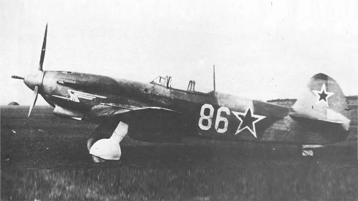 На фотографии: Як-9К – фронтовой одномоторный истребитель-перехватчик крупнокалиберный (корабельный). источник фото: http://scalemodels.ru/modules/forum/img_1786415_1683975941_yak-9k_86.jpg.html