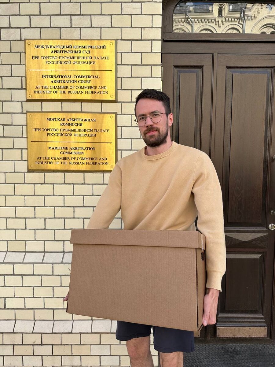 Это я документы отвозил, в заседаниях участвую, конечно, в более формальном образе.