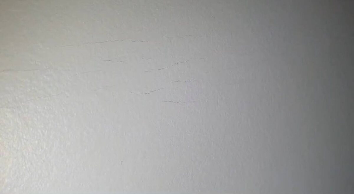 Микротрещины на покрашенной стене