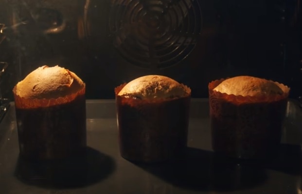 Выпекать куличи 45 минут при температуре 180°C

