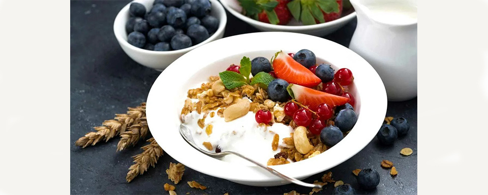 В этом завтраке вы получите белки из творога и полезные жиры из орехов. Ягоды можно выбрать по своему вкусу как и орехи (кроме кешью).