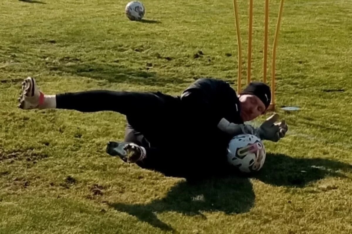    Вратарь «Арсенала» Левашов сразу после перехода в «Сокол» получил травму