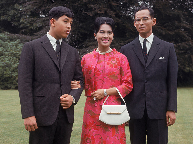 Маха Вачиралонгкорн (слева) с матерью и отцом, 1966 год
