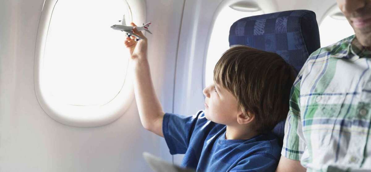    Подросток и билет на самолет