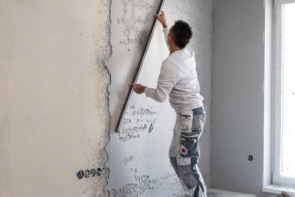 Штукатурка годится и для небольших трещин, и для масштабного выравнивания стен. Источник: Shutterstock📷
