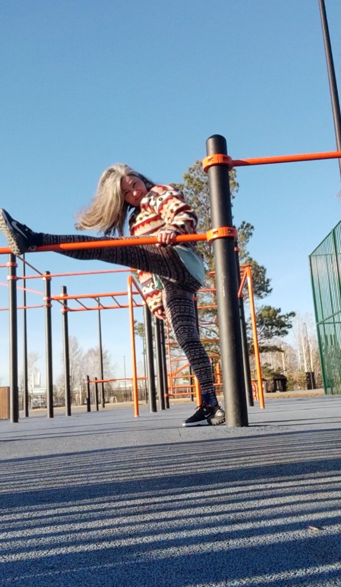 На растяжке. 