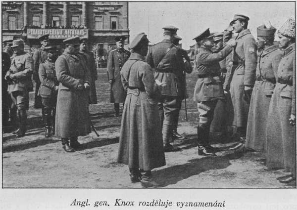 Награждение легионеров чехословацкого корпуса 5-го полка английским генералом Ноксом на Новособорной площади г. Томска (апрель 1919 г.)