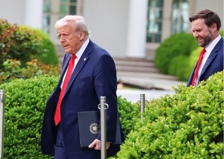    Трамп «в полупозиции»