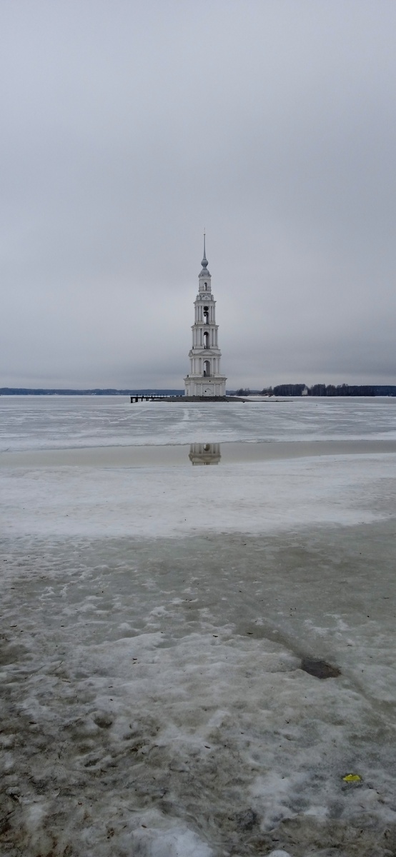 Никольская колокольня имела пять ярусов, купол с главой и шпилем, 12 колоколов, самый большой из них был отлит в честь восшествия на престол Николая II. 