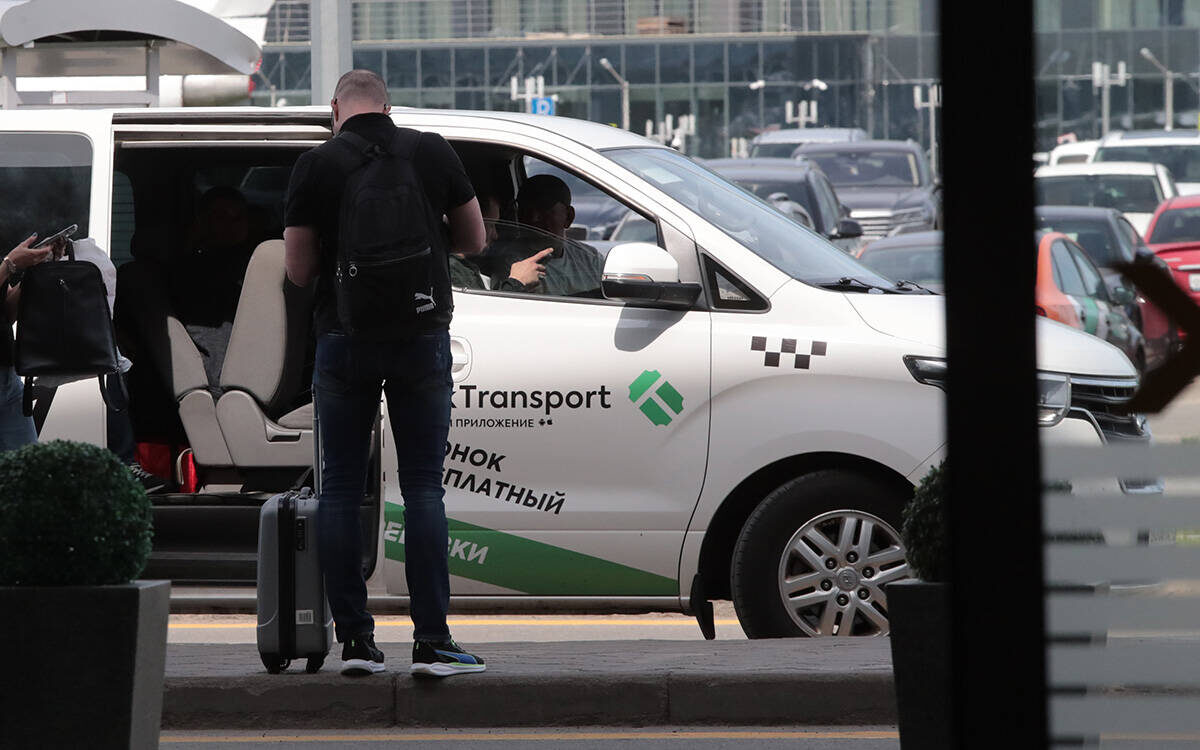 По версии следствия, Петров вызывал такси, втирался в доверие к водителям, убеждал перевести ему деньги на счет, объясняя, что ему нужно «округлить» сумму на своем счете, чтобы обналичить средстваФото: © Рамиль Гали / «Татар-информ»