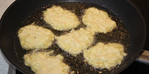 Итак сегодня, Я расскажу как можно быстро и вкусно приготовить Драники, используя 0.01гр масла.