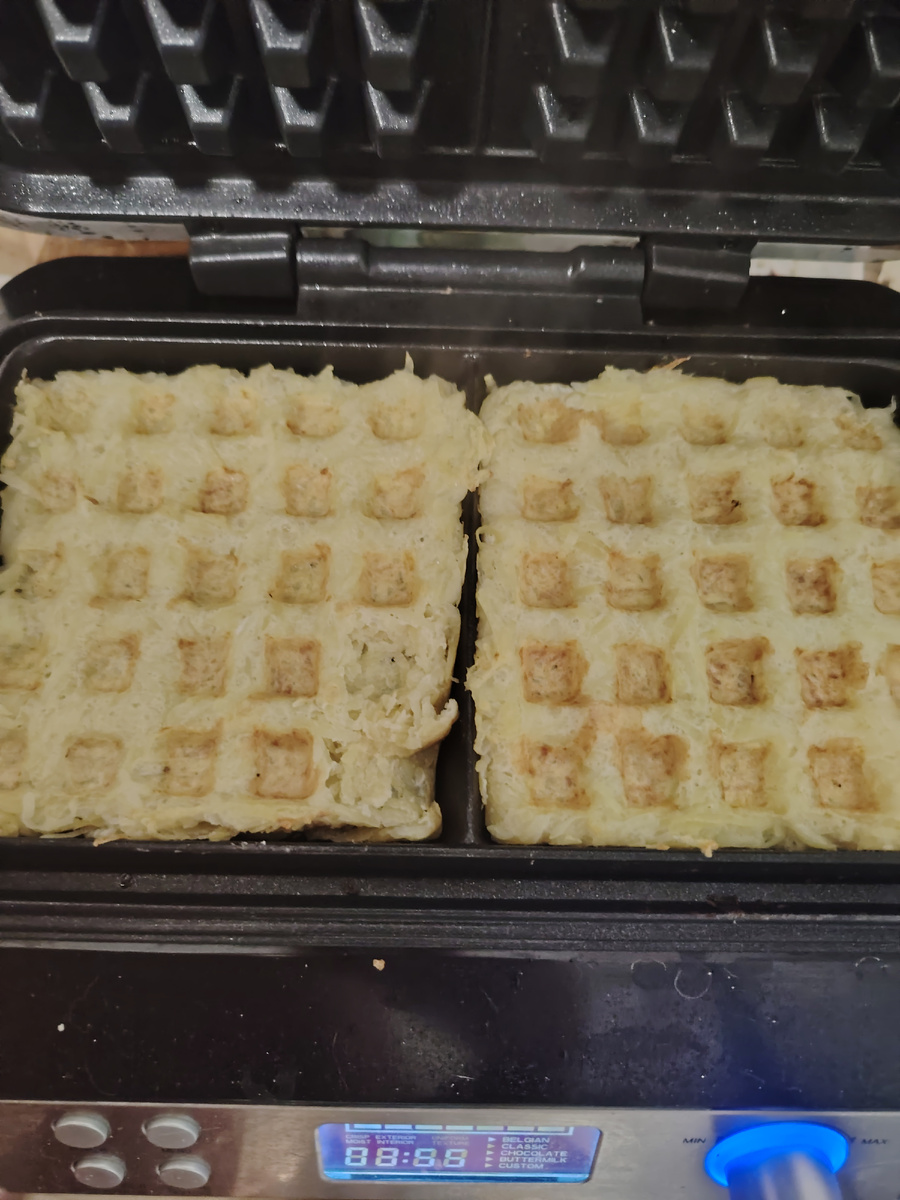 Подавать можно с сметанным соусом с чесноком. 