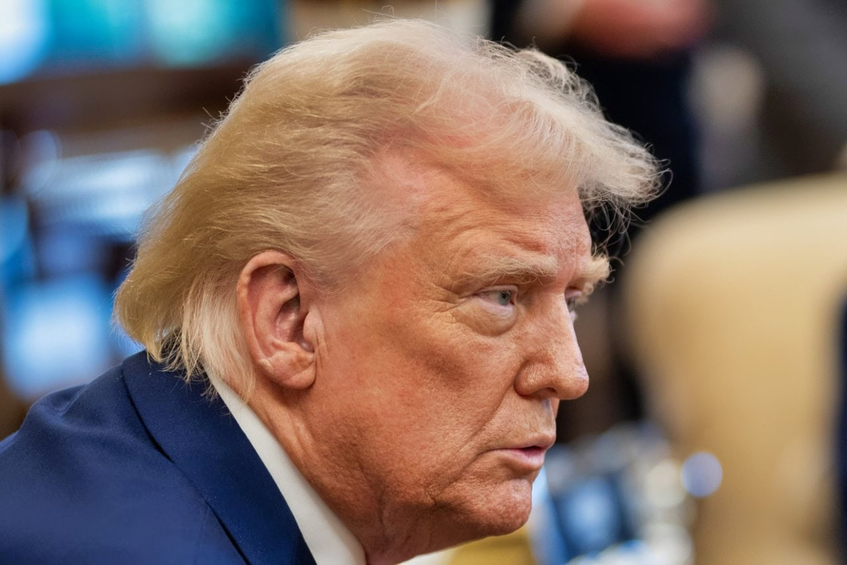 Президент Дональд Трамп приветствует президента Украины Владимира Зеленского в пятницу, 28 февраля 2025 года, в вестибюле Западного крыла.