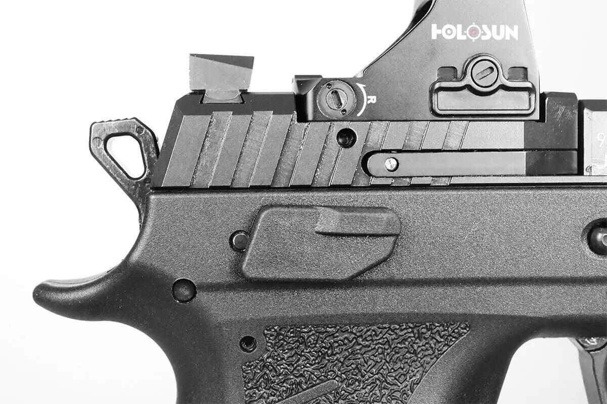 P-09 Nocturne поставляется в конфигурации для правой или левой руки с двусторонним декодером. 