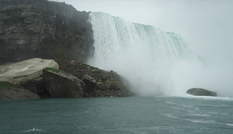 Ниагарский водопад... Чувствуете его брызги на своем лице?... Я - да....