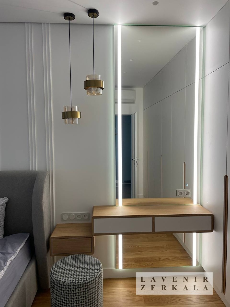 Зеркало с подсветкой для туалетного столика с сенсорным включением и розетками