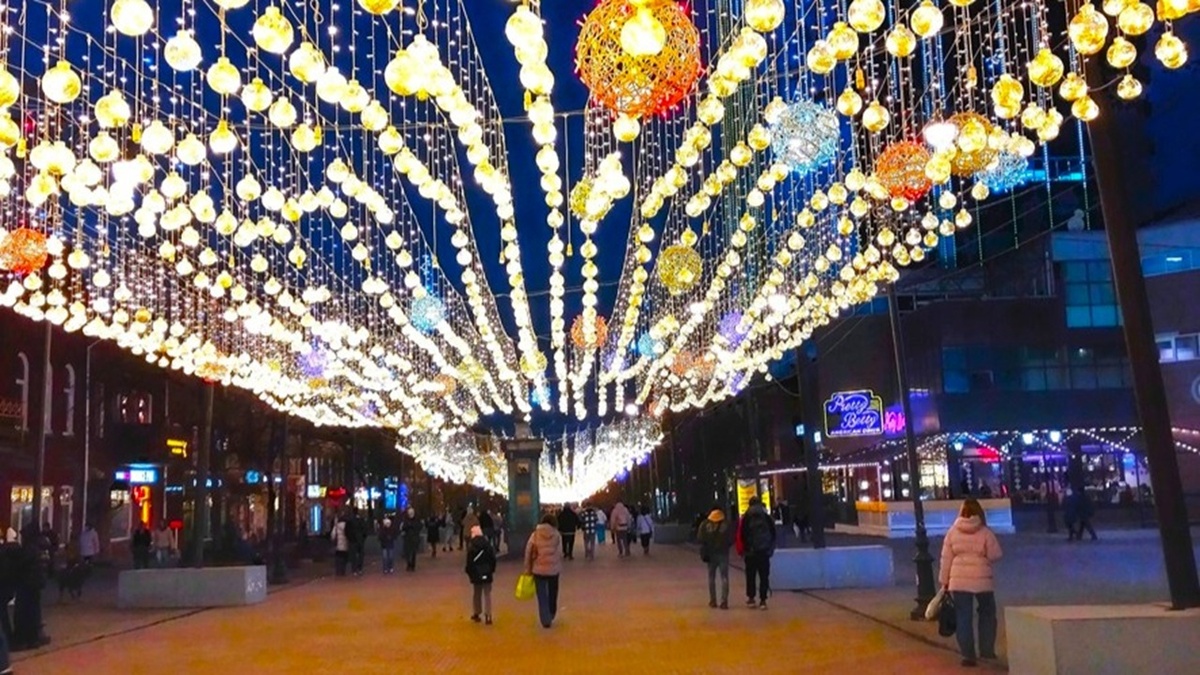 Вечерняя красивая иллюминация. Улица Кирова. (Фото автора)