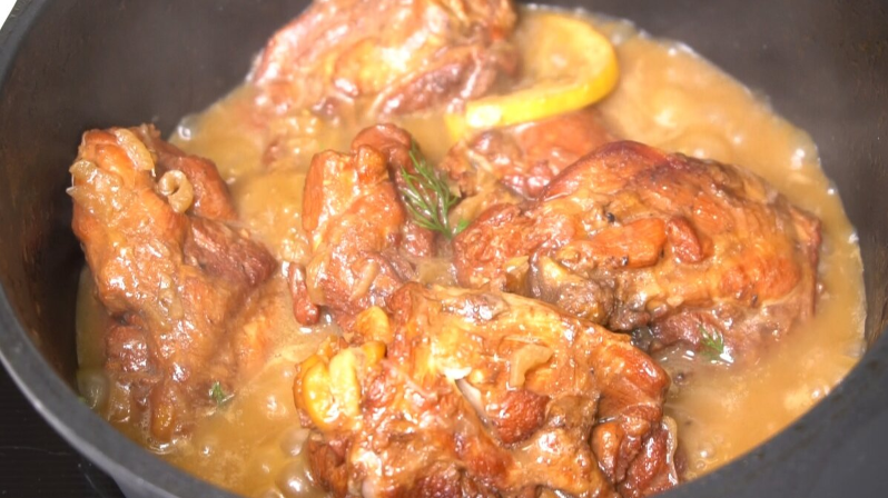 Курица «по-турецки»: Коронное блюдо моей подруги, мягкое, сочное мясо с легкой кислинкой и готовится не сложно.