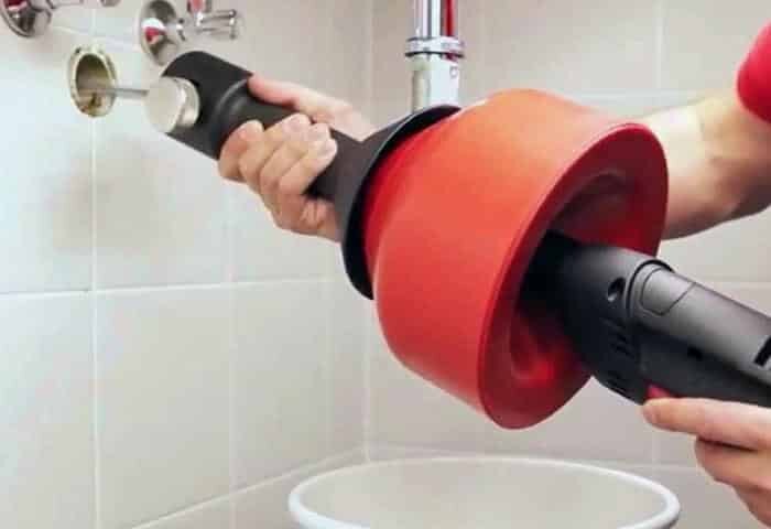 Прочистка канализации в частном доме: способы и пути решения