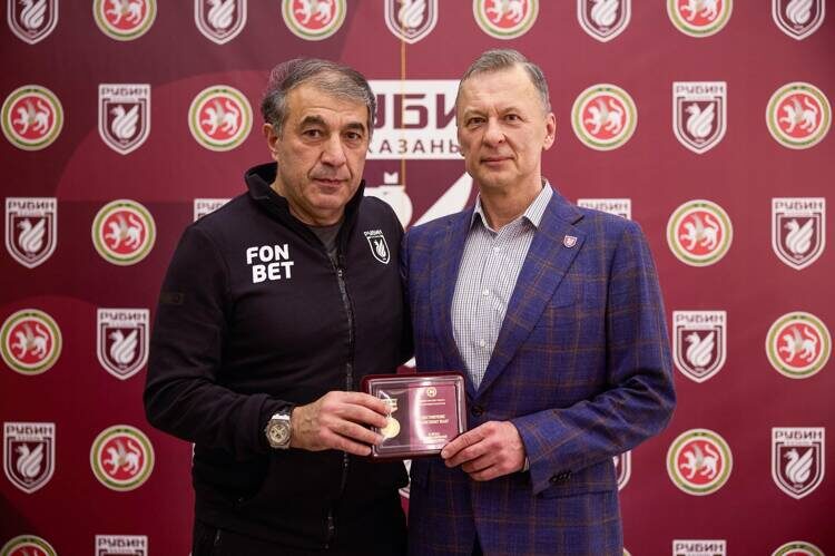    Марат Сафиуллин наградил Рашида Рахимова перед игрой с «Динамо».   
Фото: rubin-kazan.ru