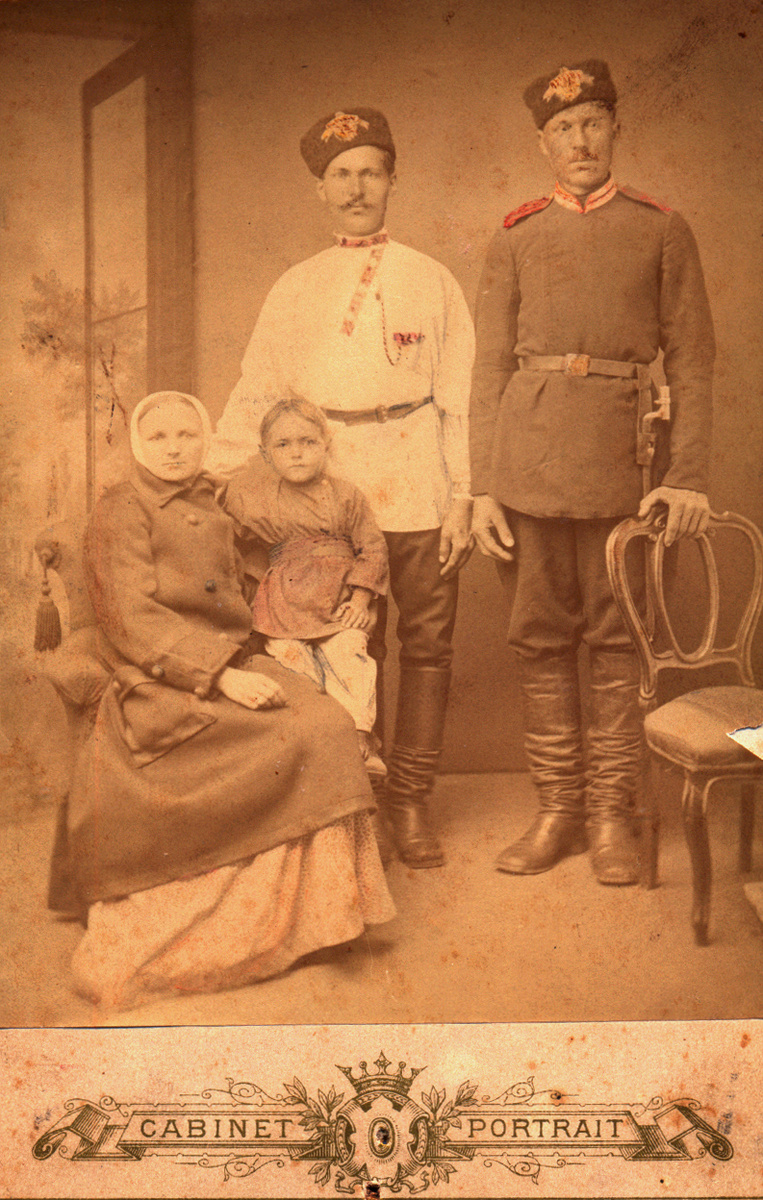 Маленький Кузьма Петров-Водкин на коленях у матери - Анны Пантелеевны, в белой рубашке стоит отец. СПб, 1881 г.