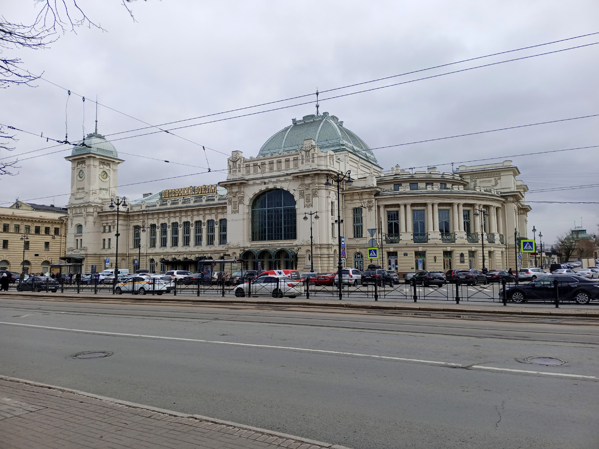 Здание вокзала. Листайте, здесь несколько фотографий.