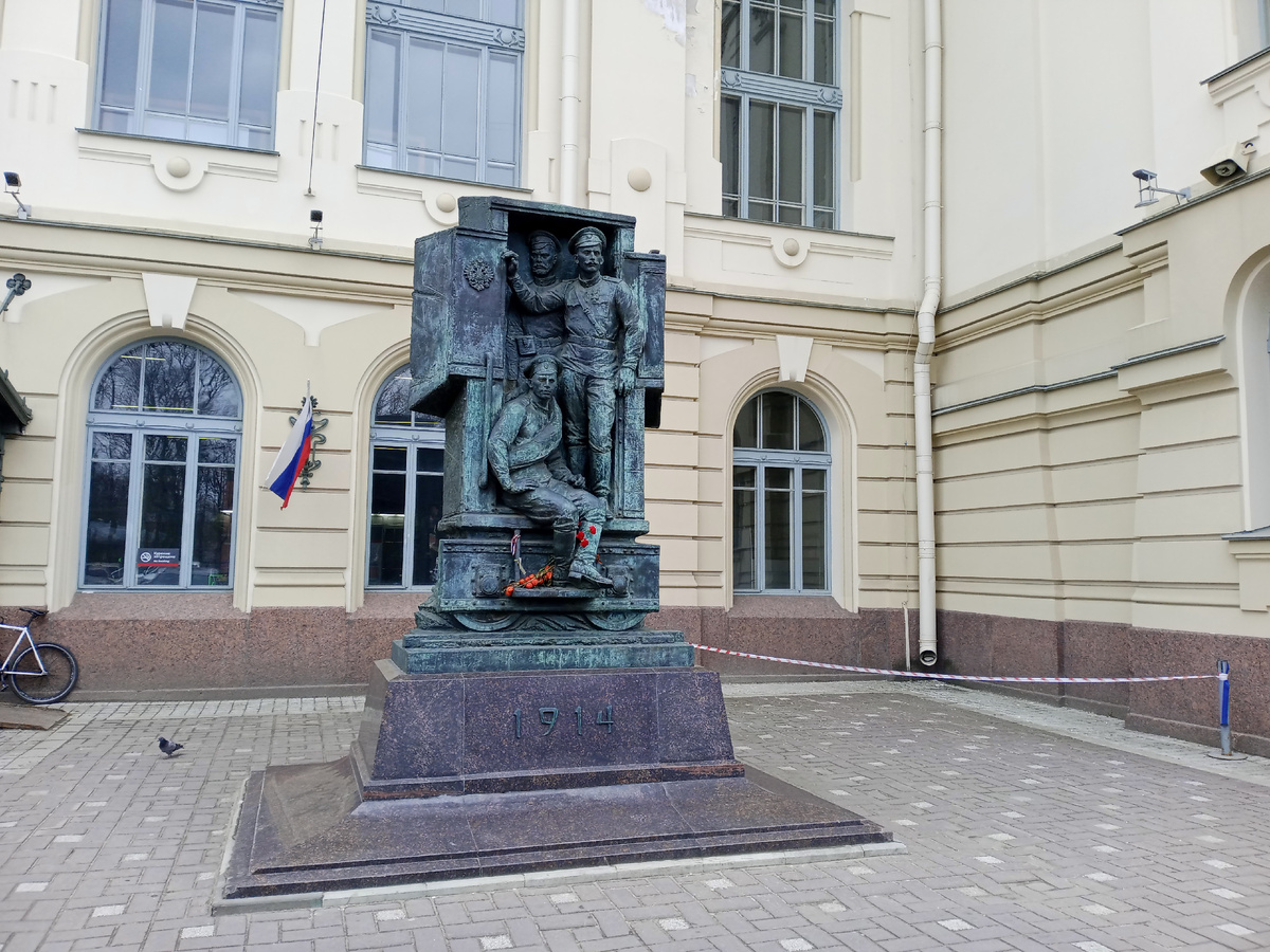 Здесь несколько фотографий. Монумент «Русской гвардии Великой войны» скульпторы: Михаил Переяславец и Алексей Игнатов, архитектор Антон Королев.