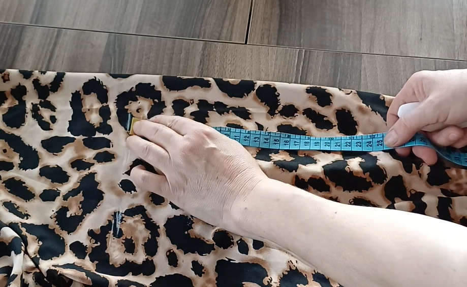 Измеряем длину рукава до низа манжет.