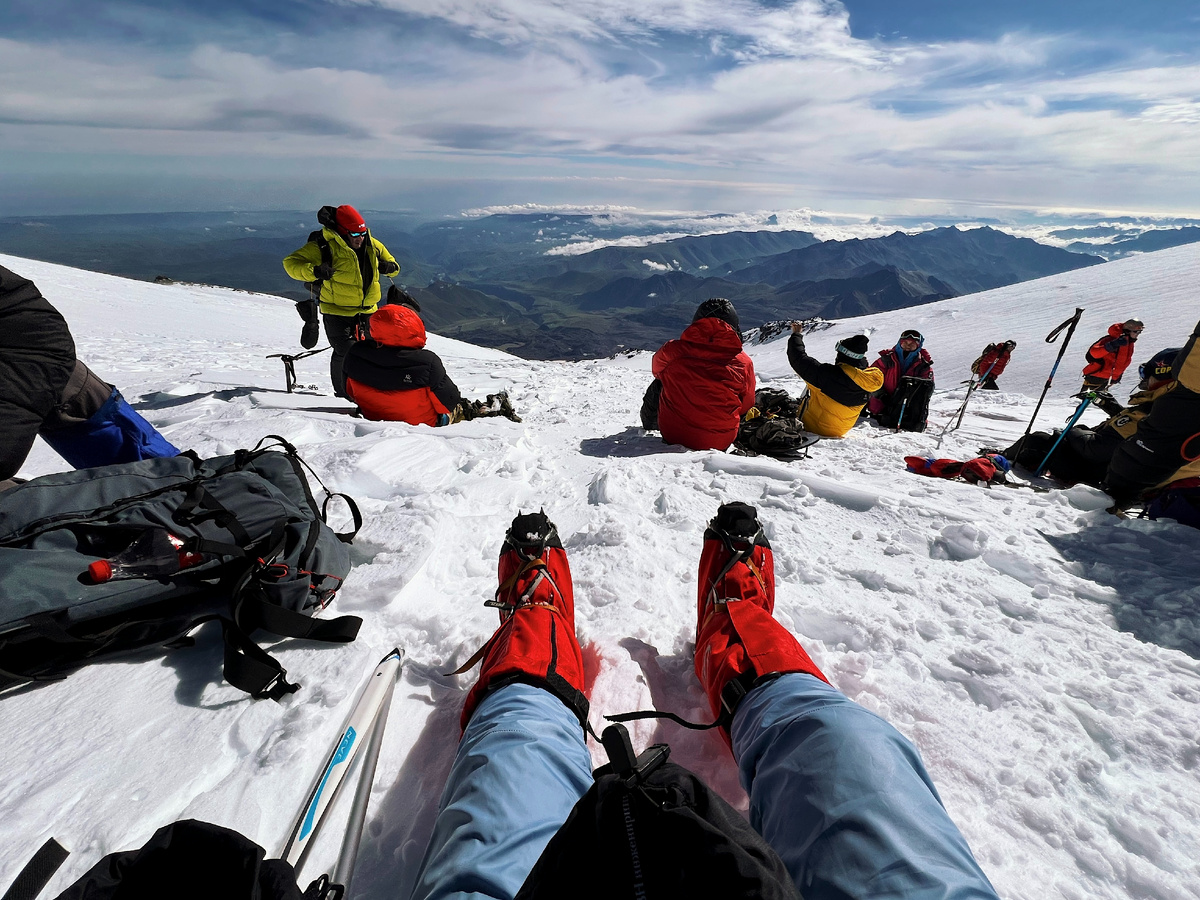 Привал в комфортном восхождении на Эльбрус с юга