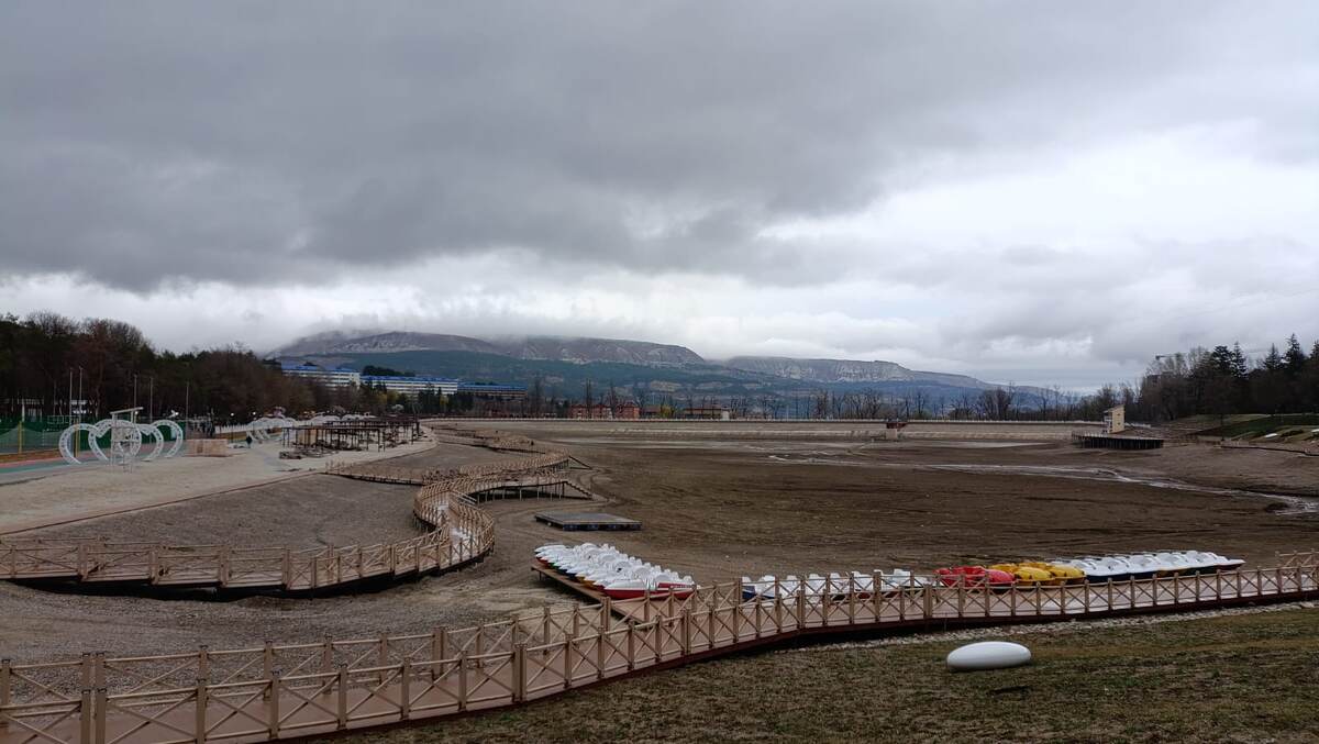Здесь было озеро. Пирс был над водой. Фото: Кирилл Полиенко/Polienko: путешествуем вдвоём