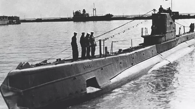 1945, 17 апреля: Подводная лодка Балтийского флота «Л-3» (командир - капитан 3 ранга В.К. Коновалов) у маяка Риксхэфт потопила фашистский транспорт «Гойя» водоизмещением 5230 т,