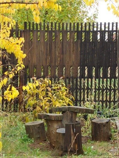 Это фальш-забор (декорирование уже имеющегося металлического забора) Выкладывала сначала его из спичек, а потом потихоньку начала отпиливать планочки и приколачивать их на поперечные брусья, которые прикрутила к металлическому забору. 