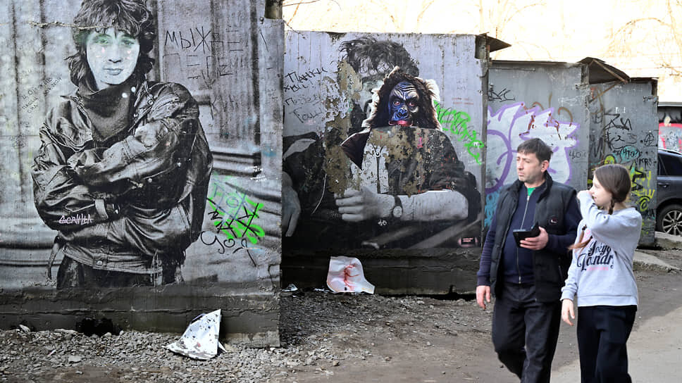 Испорченное граффити Виктора Цоя фанатами рэпера Паши Техника.📷Фото: Алексей Смагин / Коммерсантъ