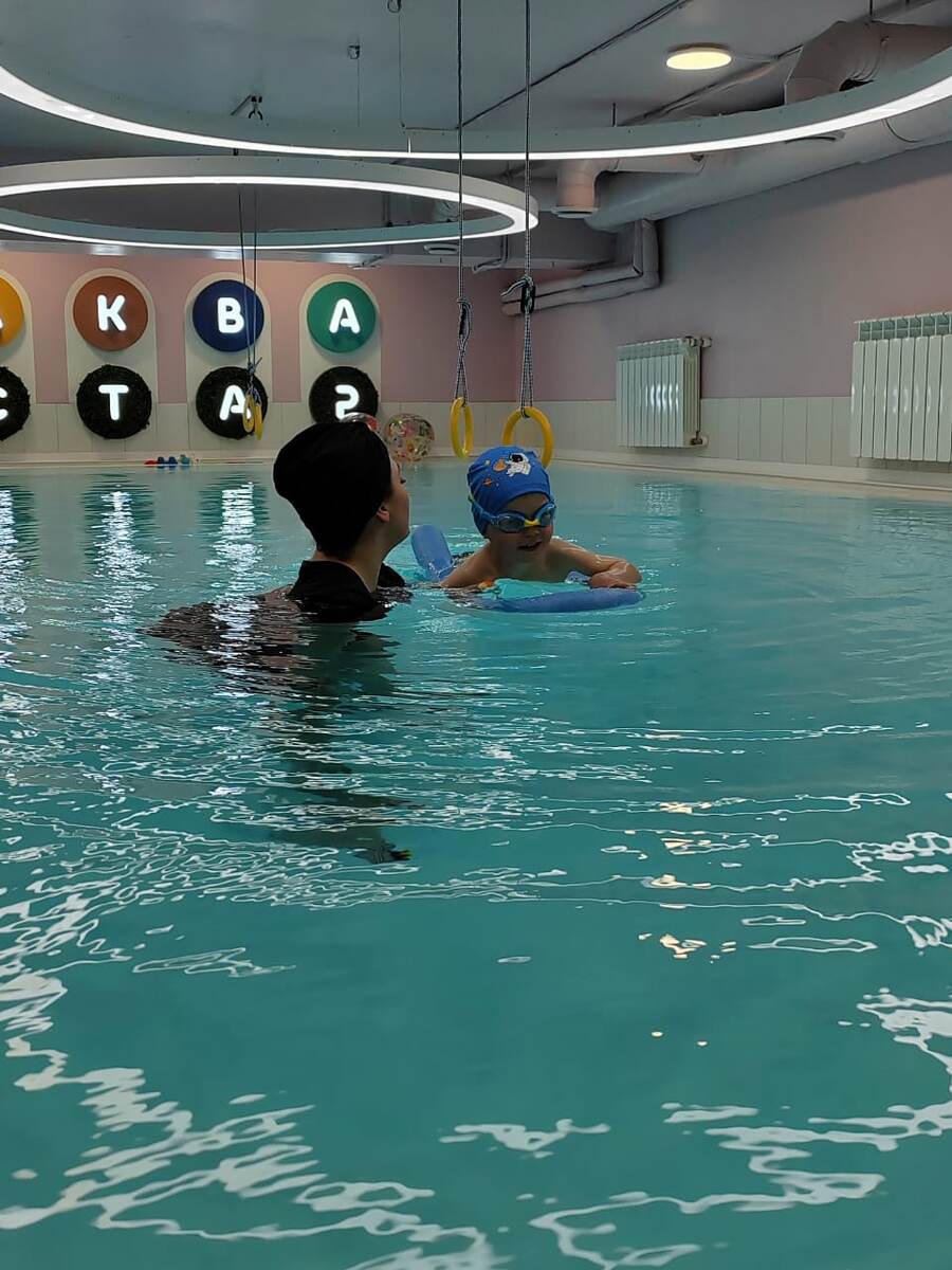 Паша в бассейне 