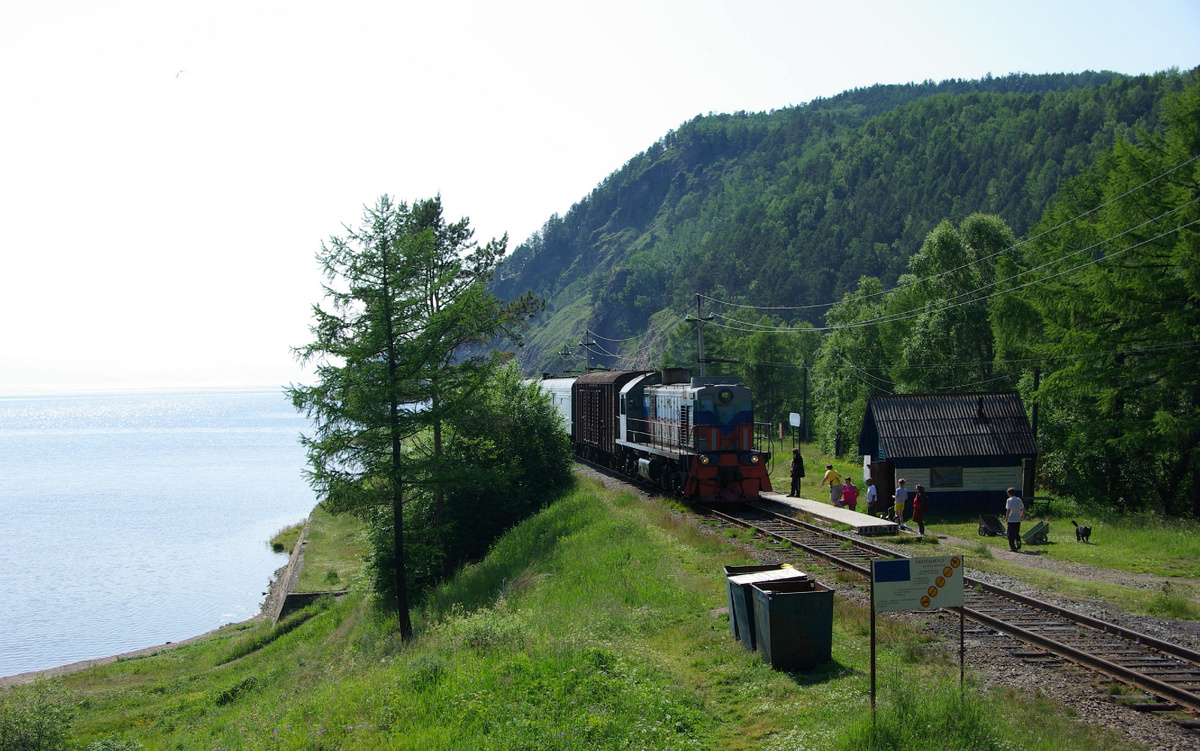 Пригородный поезд Кругобайкальской железной дороги под ТЭМ2-5419. Багажный вагон, вагон-лавка, и два вагона от электропоезда ЭР9. Остановка 110 км, Половинный./© Artem Svetlov/commons.wikimedia.org