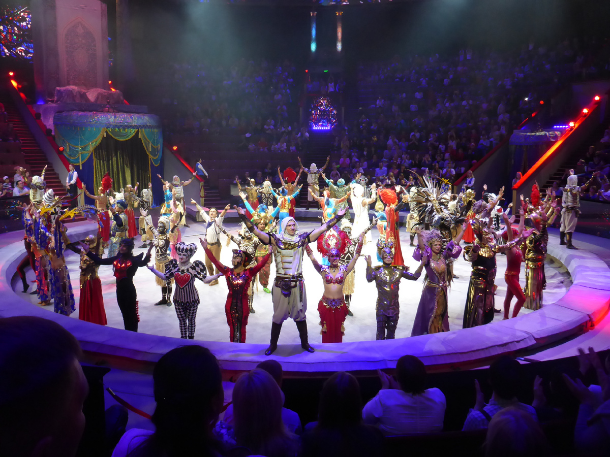 Большой Московский цирк на проспекте Вернадского – один из самых известных цирков мира. За его историю здесь выступали выдающиеся артисты, но особое место всегда занимали цирковые династии, где мастерство передавалось из поколения в поколение. Эти семьи не просто работали в цирке – они создавали его историю.