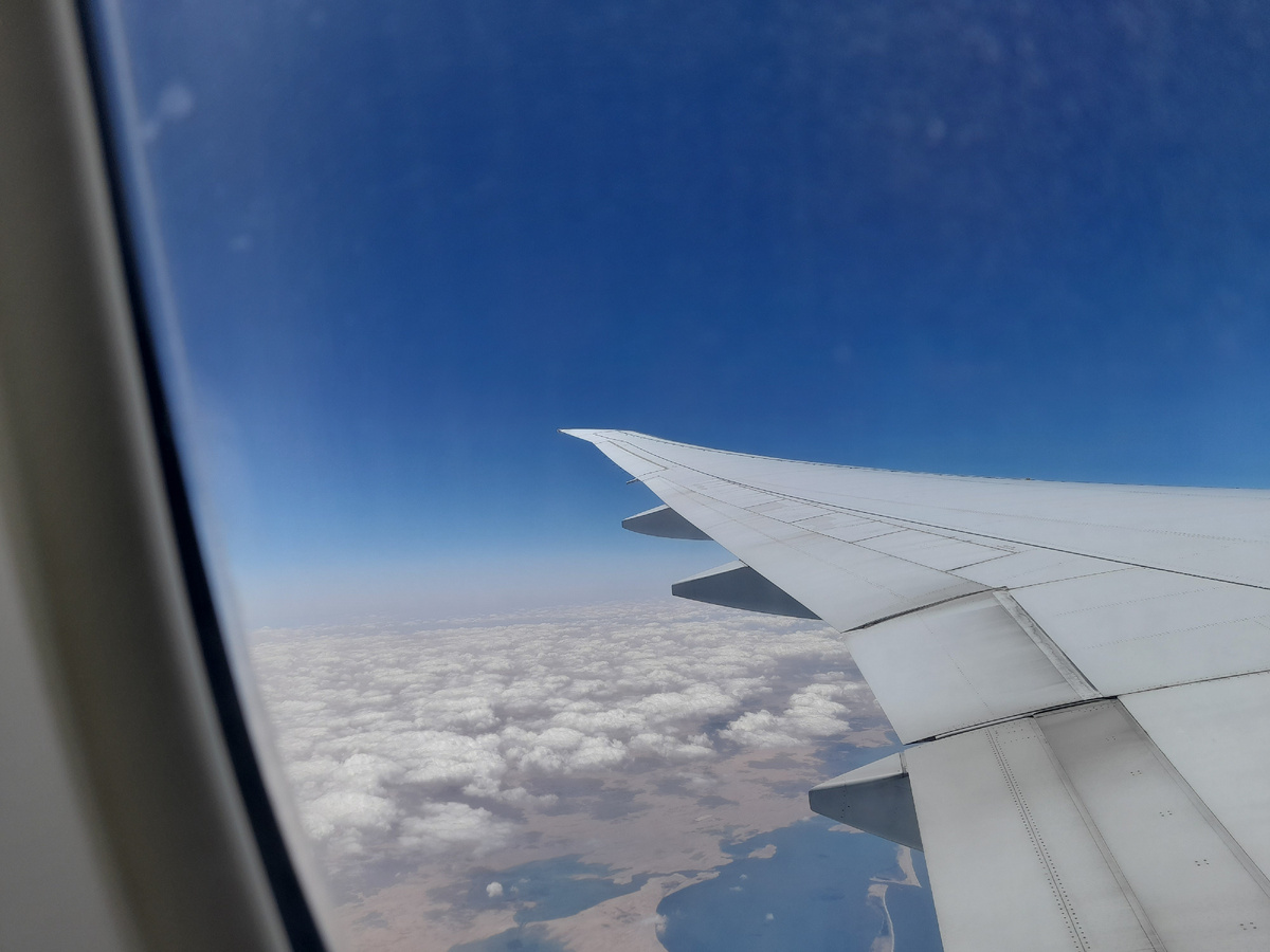 Есть такая песня: "Под крылом самолёта..."