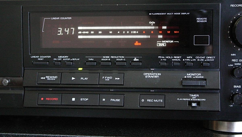 значок Dolby правее ноля более чем на 2 дБ, значит, шкала всяко не выше 200 нВб/м