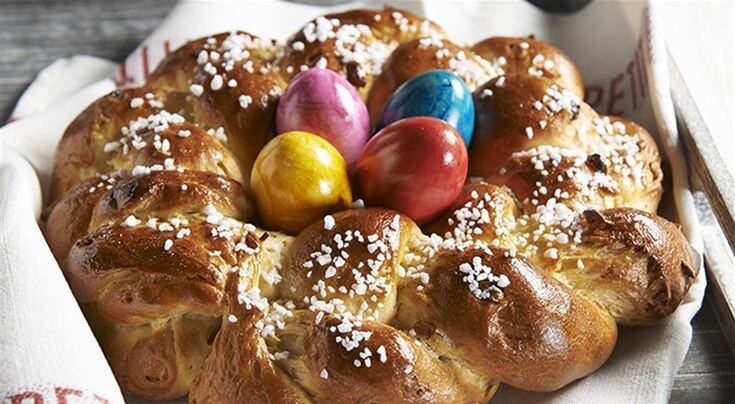 Один из вариантов поаздничной погачи, украшенной яйцами - фото из открытых источников интернета