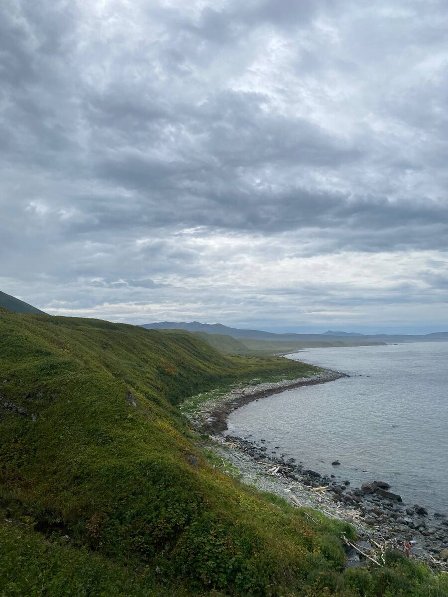Движение вдоль берега осложнено береговыми прижимами, часто приходится вылазить на верхний уровень.