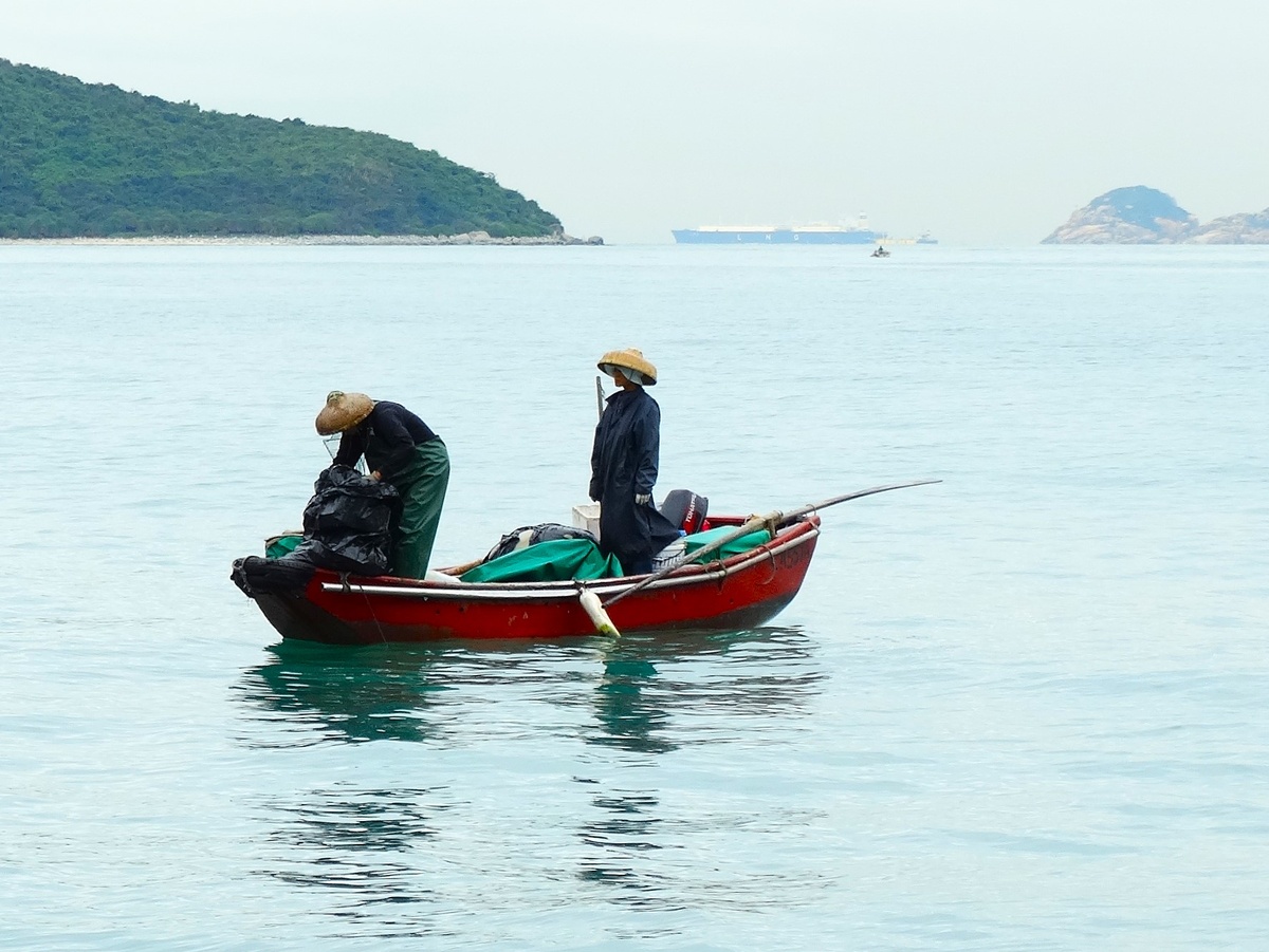 Гонконг, рыбаки. Видимо, семейный промысел.