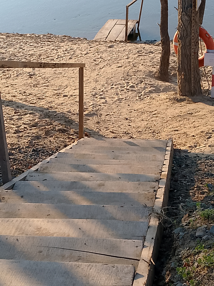 Спуск к берегу и к подмосткам