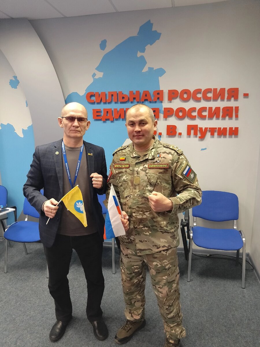 Герой Российской Федерации, заместитель командира Тюменского высшего военно-инженерного командного училища, полковник Вооружённых Сил Российской Федерации Рустам Галиевич Сайфуллин и автор. Фото автора, г. Москва, апрель 2025 г. 