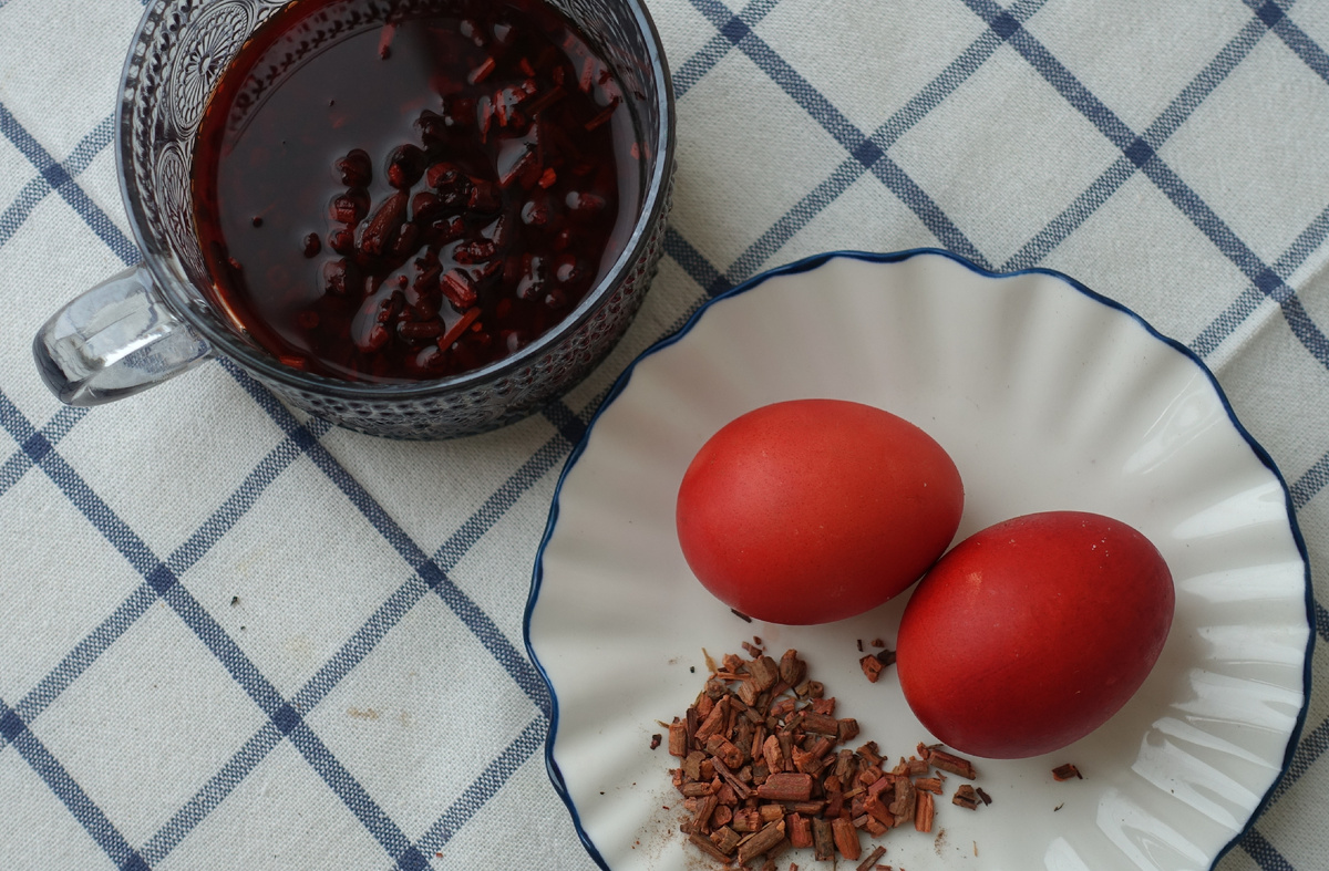 Розовый оттенок через 15 минут окрашивания в отваре марены.