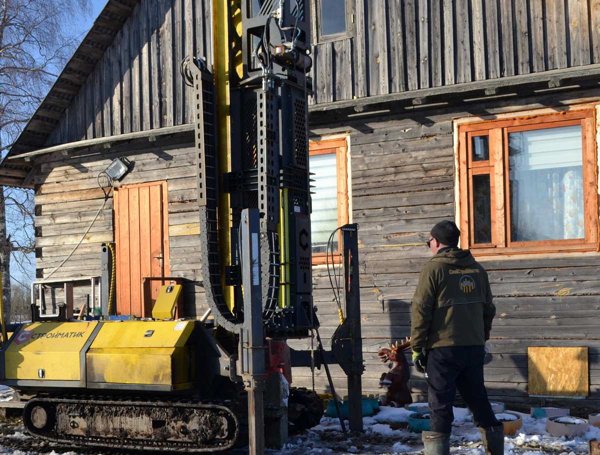 На куртке у мастера написано название компании СВАЙСТРОЙМАСТЕР