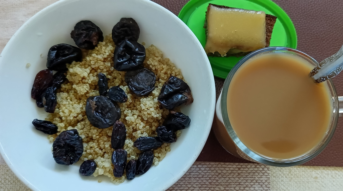 На этот раз каша без молока, просто с изюмом и черносливом. 