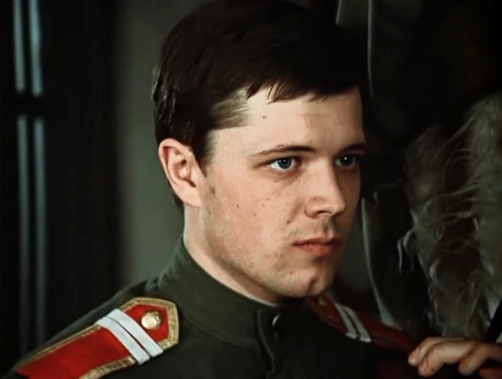 Андрей Ростоцкий в фильме «Дни Турбиных» (1976)
Тот самый взгляд молодого офицера Турбина, за которым стоял не только герой — но и будущий артист, которого страна ещё только начинала узнавать.