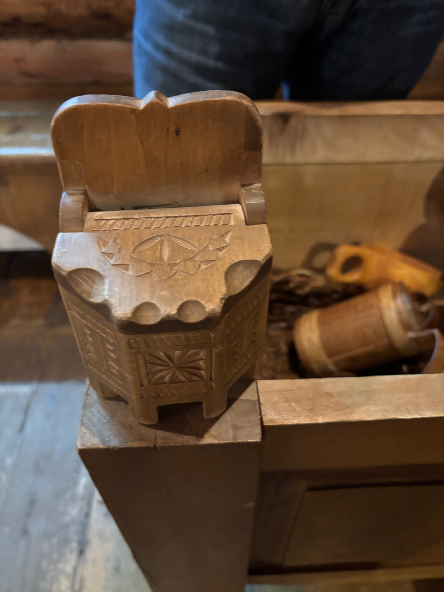 Фото автора. Погрузились в итоге не только в детали битвы, но и в быт тульских ремесленников. Это - солонка. Удобная, кстати 